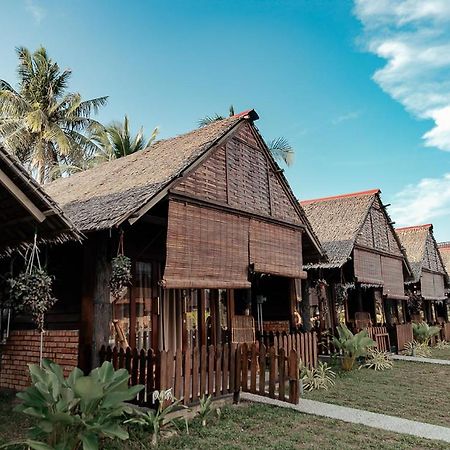 Nipoh Beach Cottage Kijal Bagian luar foto