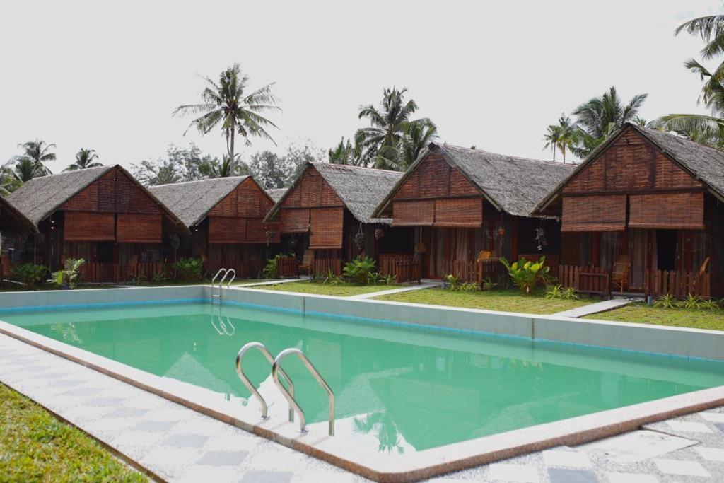 Nipoh Beach Cottage Kijal Bagian luar foto